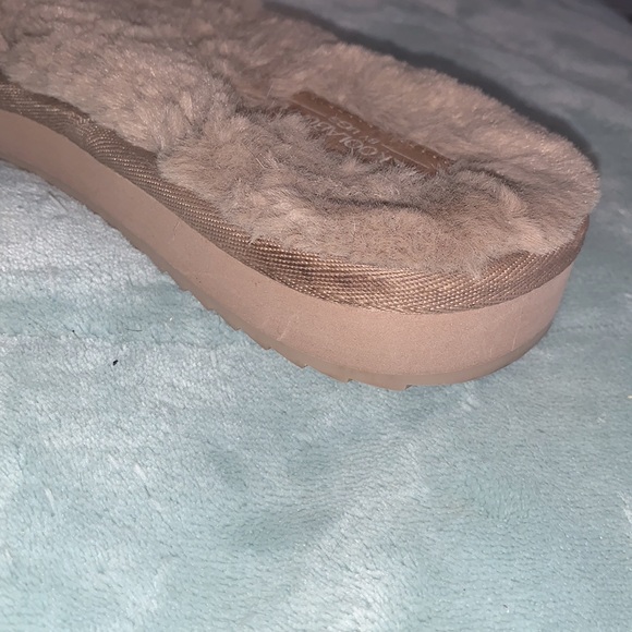 Koolaburra by ugg fuzzy sandals - Picture 4 of 4